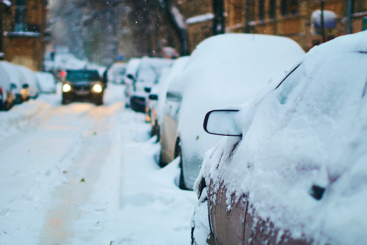 Schneeräumung Berlin – sichere Straßen und Parkflächen im Winter Verschneite Straße in Berlin mit parkenden Autos – Winterdienst sorgt für sichere Zufahrten und Gehwege