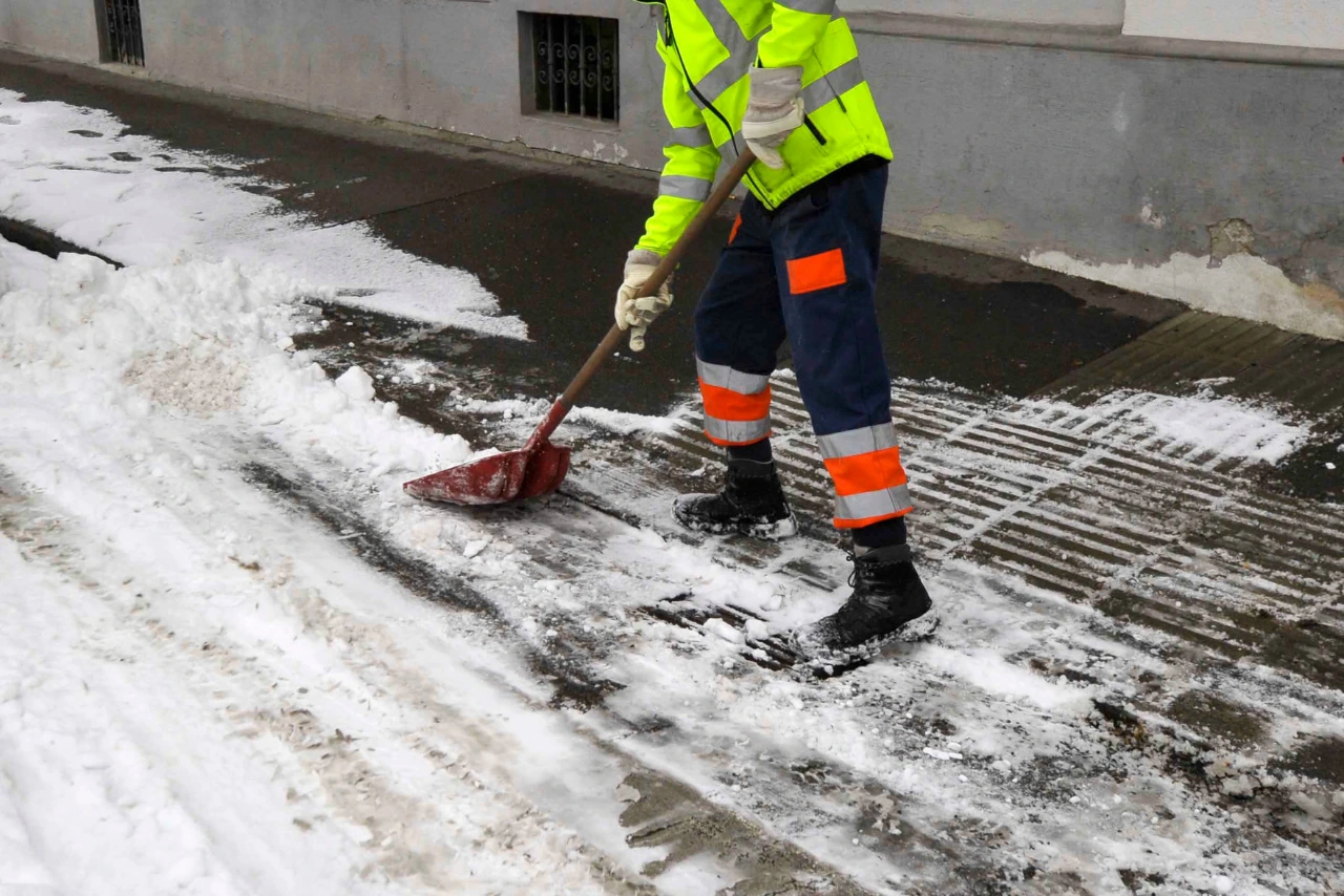 Mitarbeiter beim Schnee räumen auf Gehweg in Berlin – professioneller Winterdienst