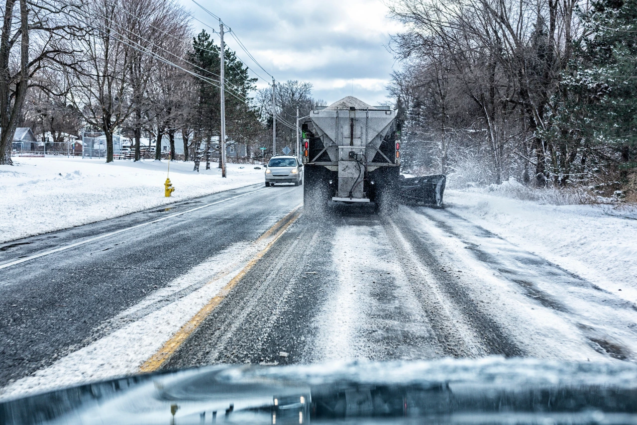 Streudienst in Berlin mit Räumfahrzeug auf verschneiter Straße sorgt für sichere Straßen im Winter.