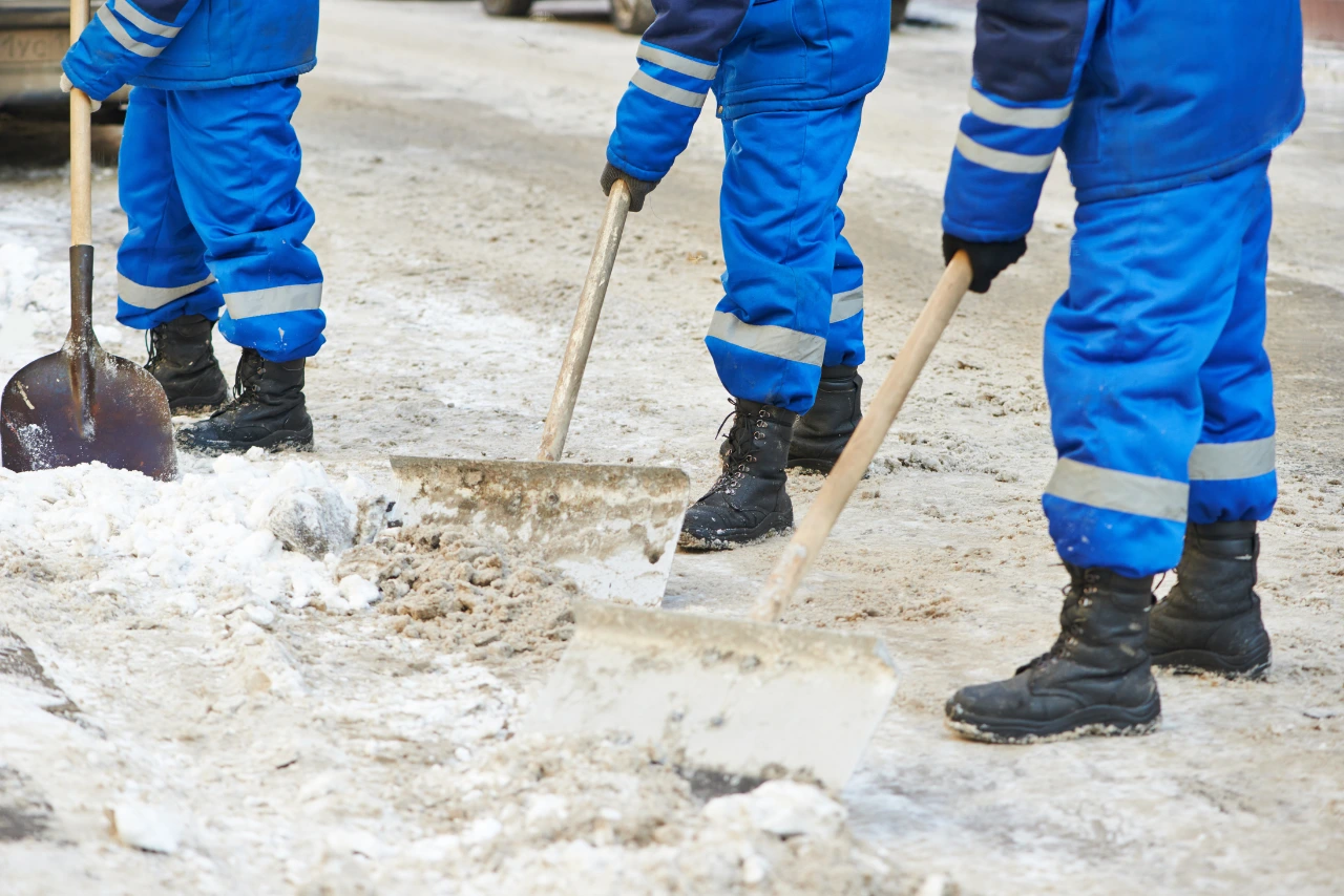 Winterdienst-Team der WSB beim Schneeräumen in Berlin